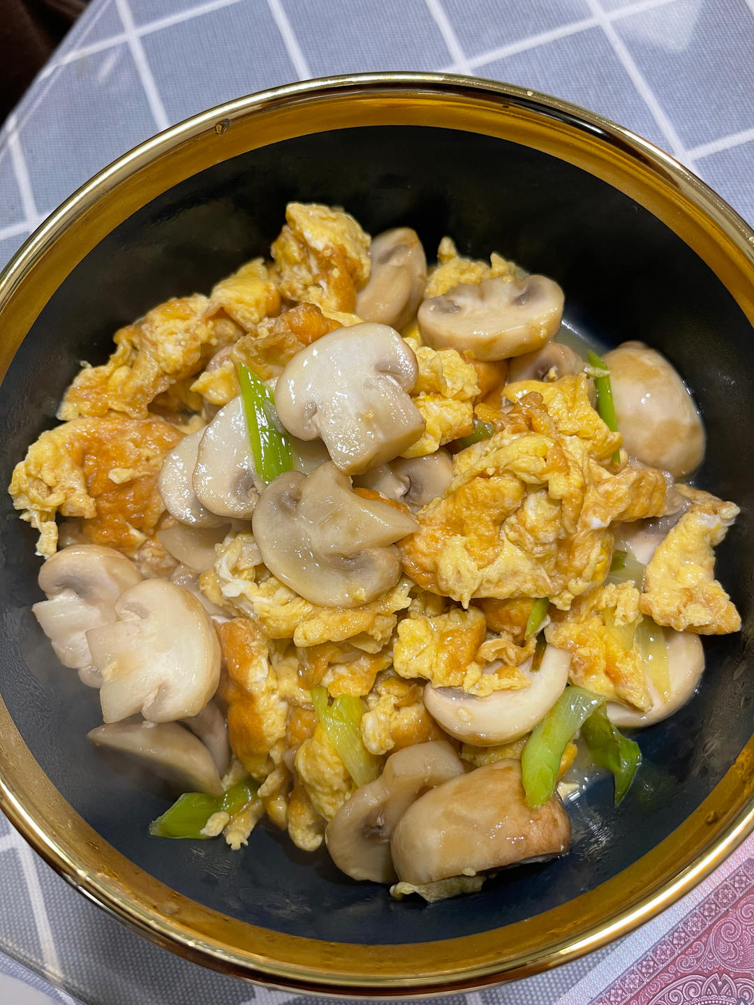 简单美味的白蘑菇炒鸡蛋