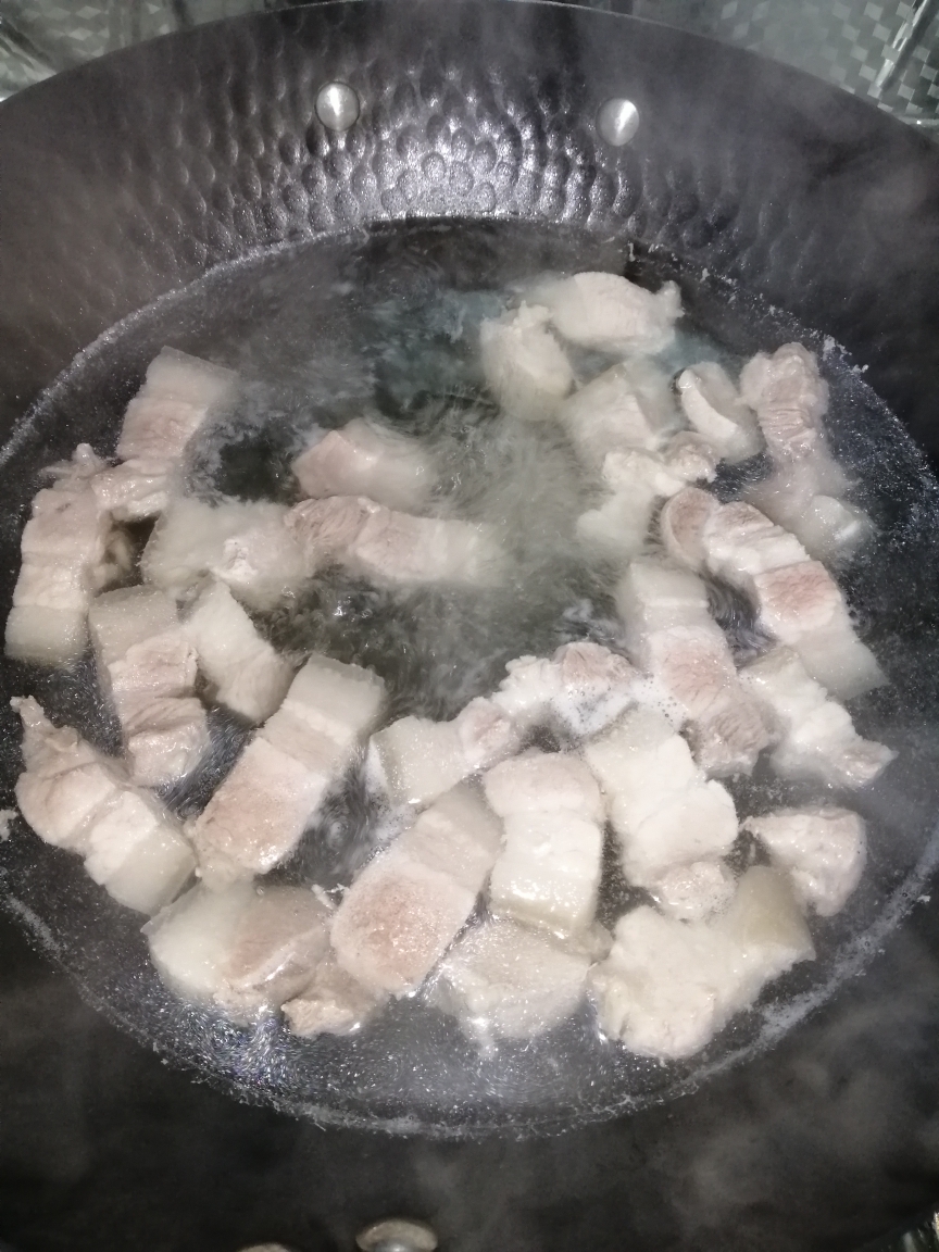 红烧肉焖冬笋（无油水煮版）的做法 步骤2