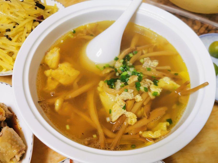 螺丝骨做的黄花菜煎蛋汤