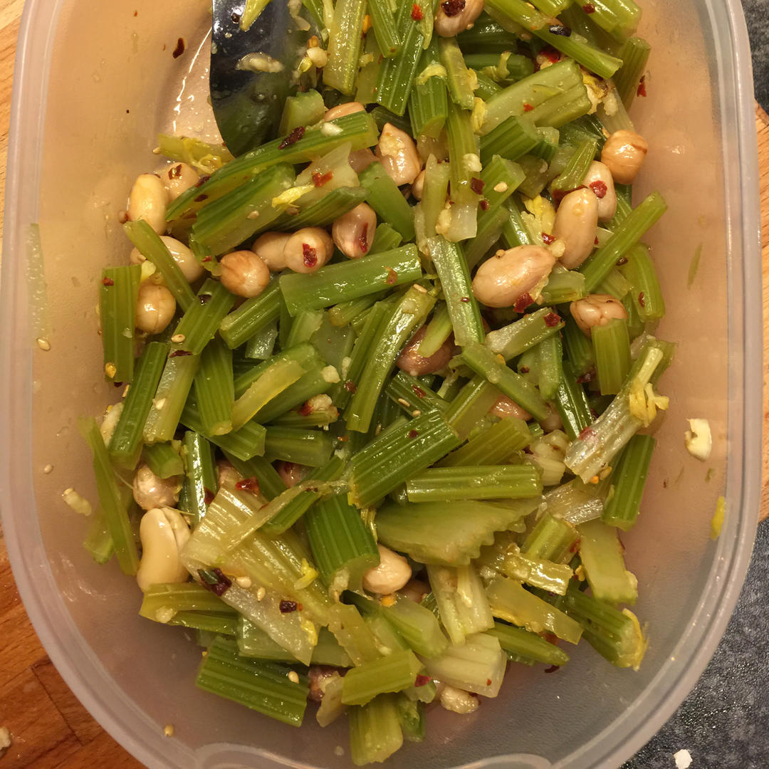 芹菜炝拌五香花生米