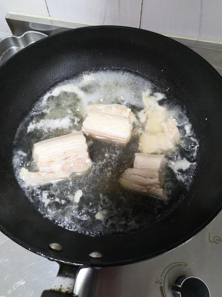 简单快手下饭红烧肉卤肉（可用电饭煲）的做法 步骤1