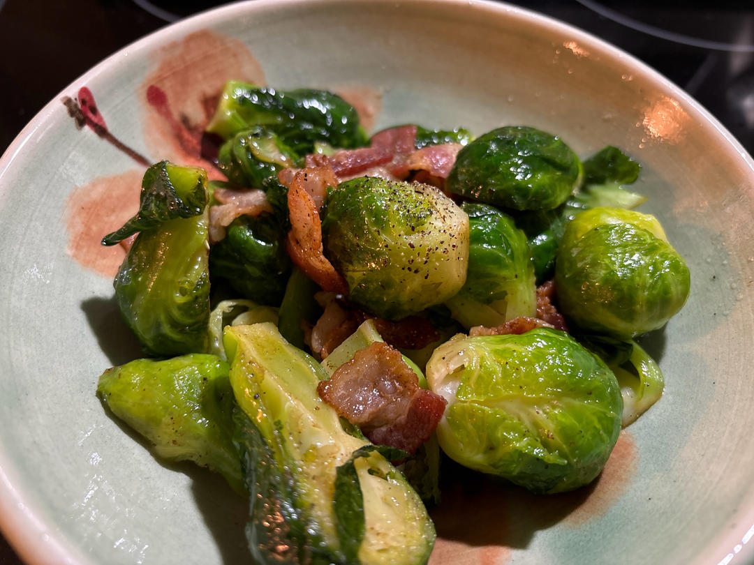 适合闺蜜聚会的小菜：黄油风味培根炒孢子甘蓝