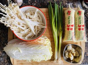 鲜鲜鲜掉眉毛的·日本豆腐蘑菇煲的做法 步骤1