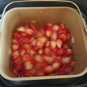 自制草莓酱蓝莓酱(面包机版)的做法 步骤2
