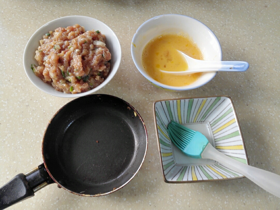 火锅必备～蛋饺的做法 步骤1