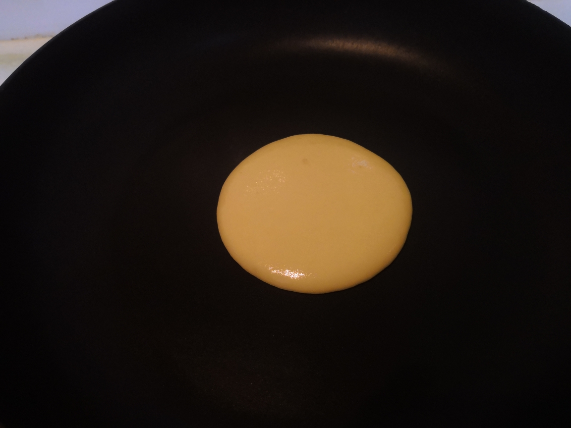 淡味鸡蛋玉米饼的做法 步骤2