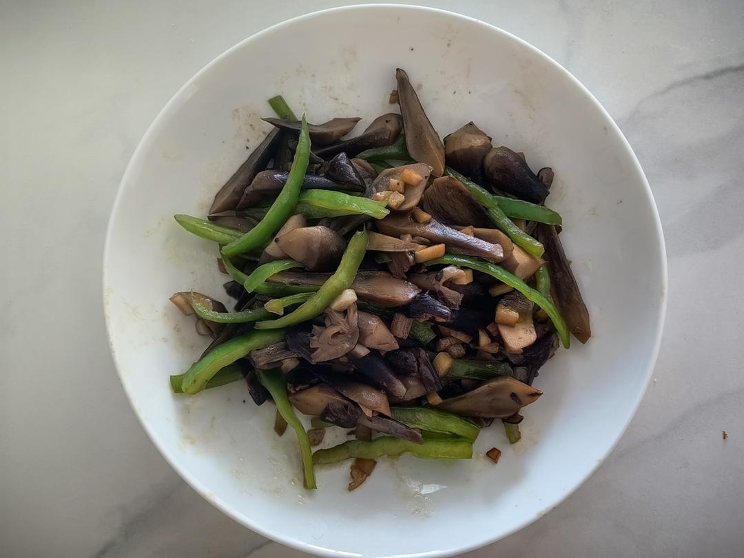清炒黑皮鸡枞菌