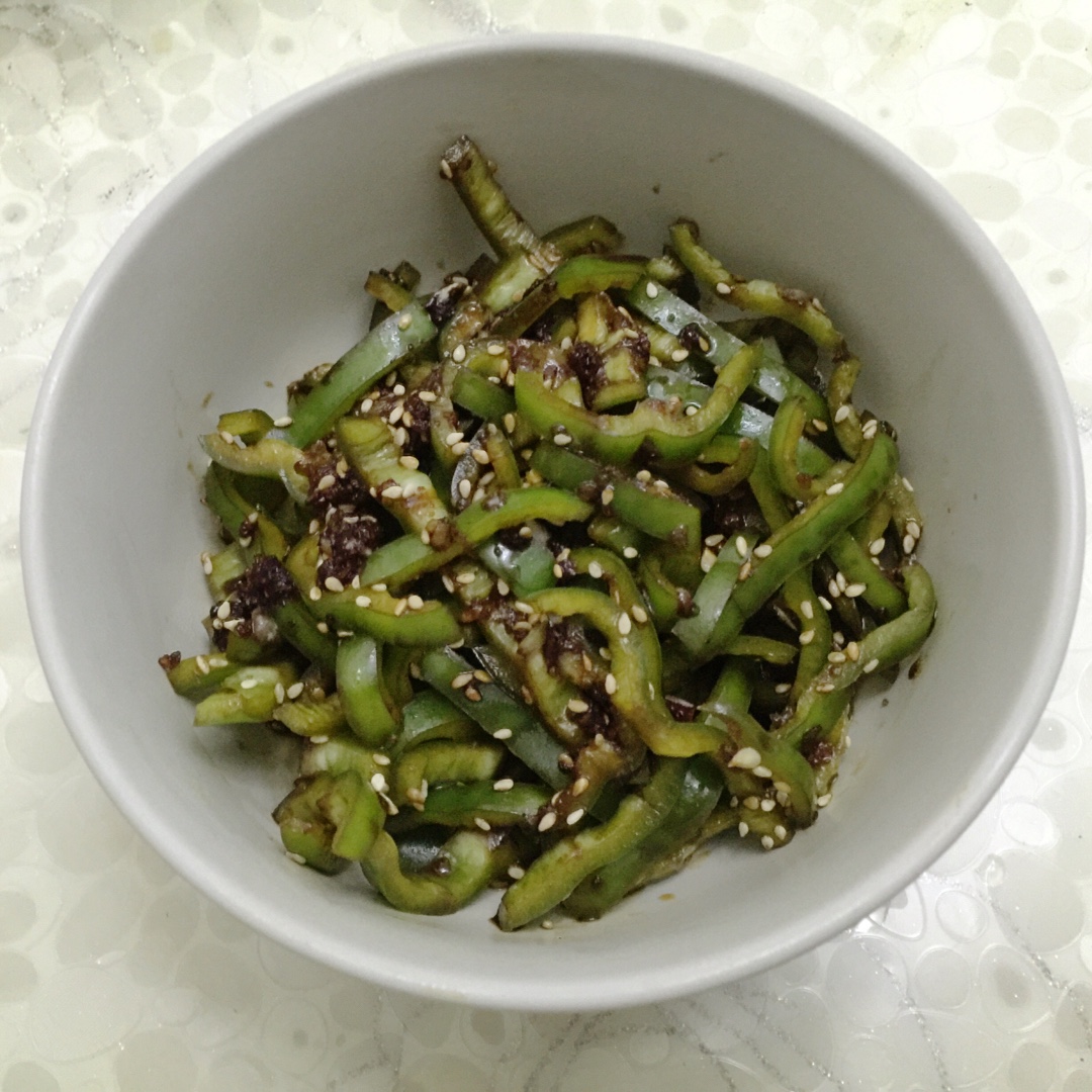 么么么么哒v做的凉拌青椒(两分钟完成的开胃小菜)