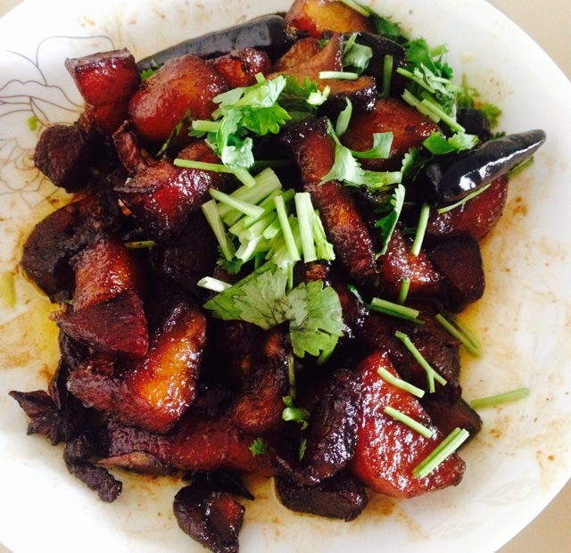 吃着碗里望着锅里的红烧肉