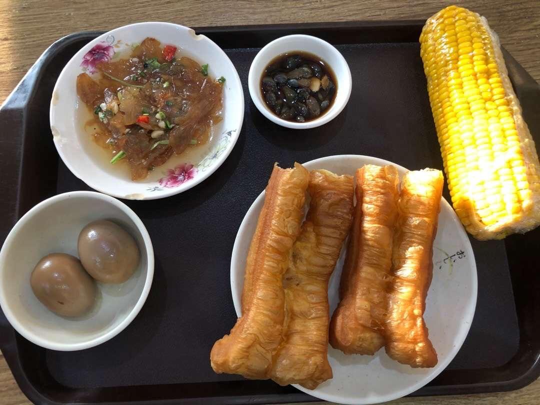 一个人的早餐。