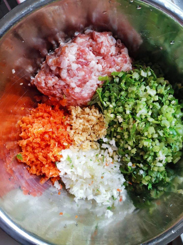 芹菜胡萝卜猪肉水饺