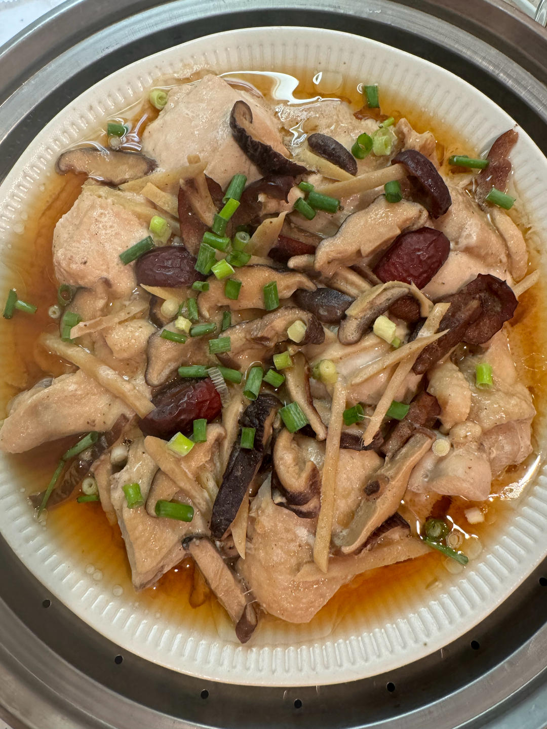 广式家常菜香菇蒸鸡，鲜嫩又方便百吃不厌