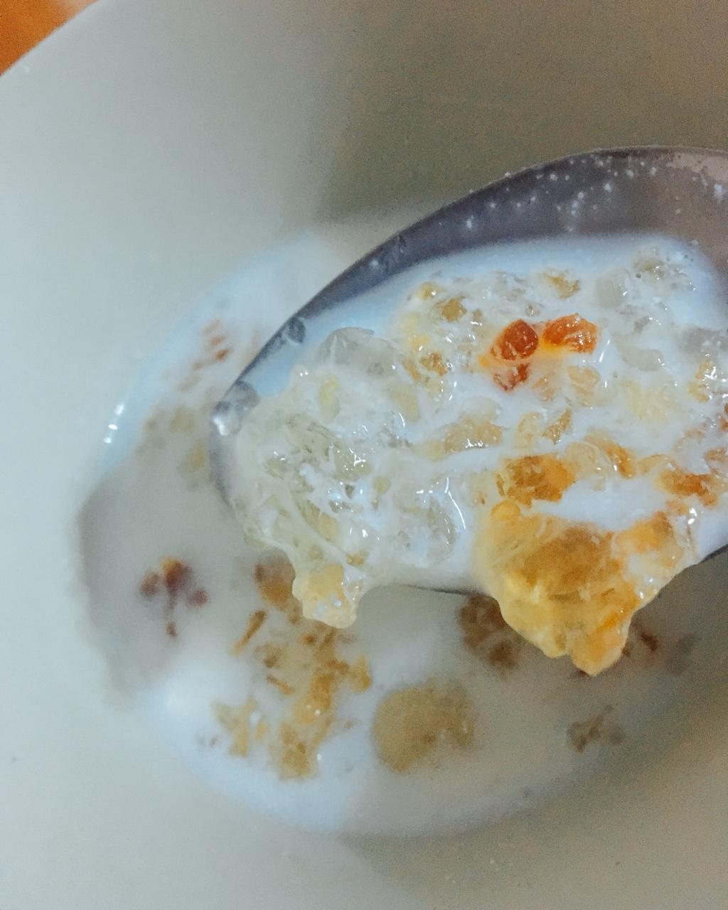 桃胶炖牛奶