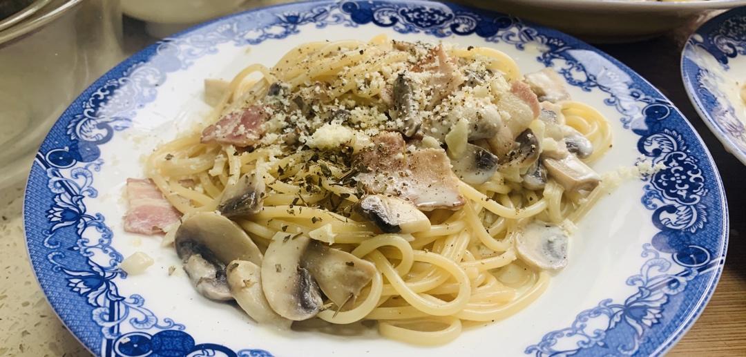 白蘑菇奶油培根意面