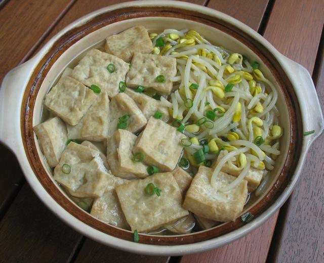 黄豆芽煨豆腐泡