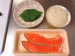 给家人最营养健康的每一餐-日式鲑鱼焖饭的做法 步骤1