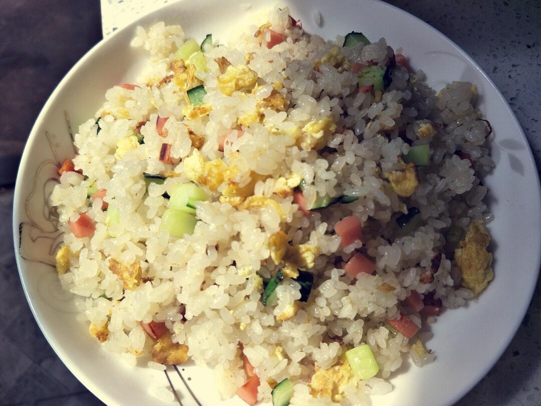 黄瓜鸡蛋火腿肠炒饭
