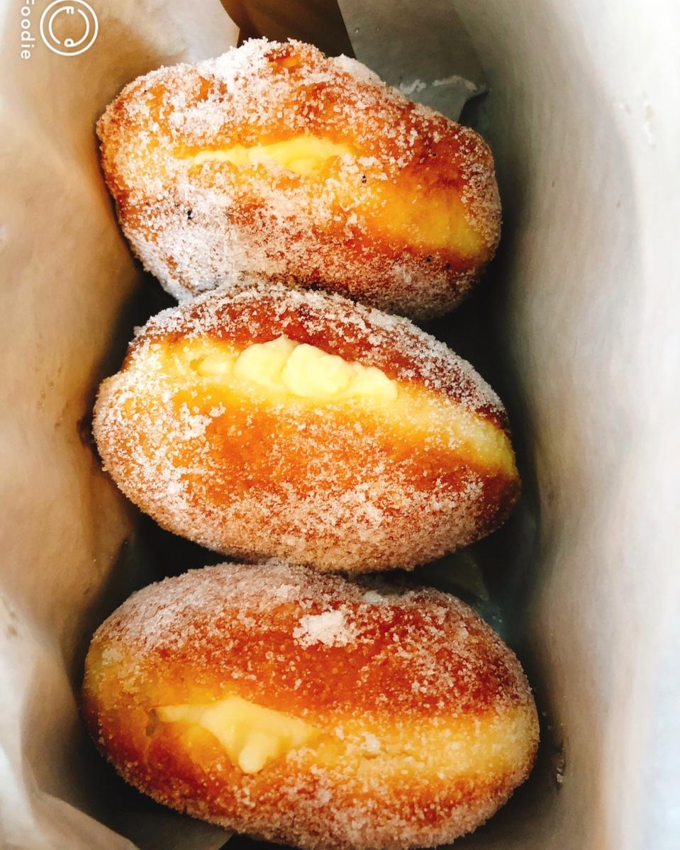 好吃到哭泣的甜甜圈VANILLA CREAM-FILLED DOUGHNUTS