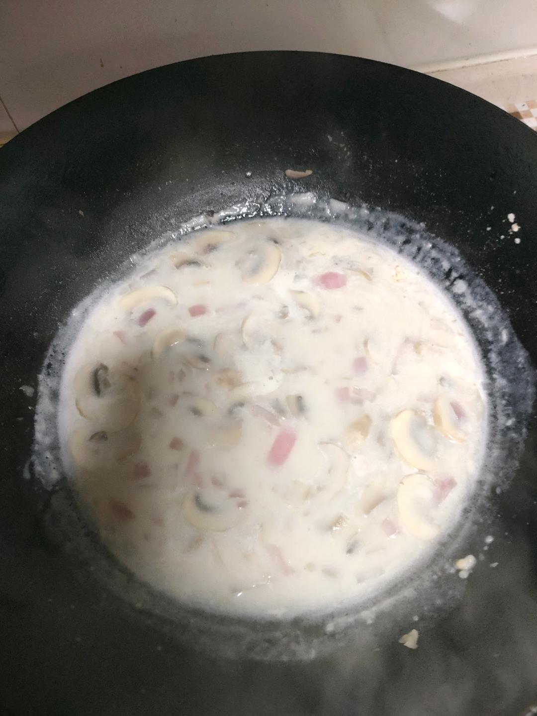 超惊艳奶油蘑菇汤(牛奶版本)