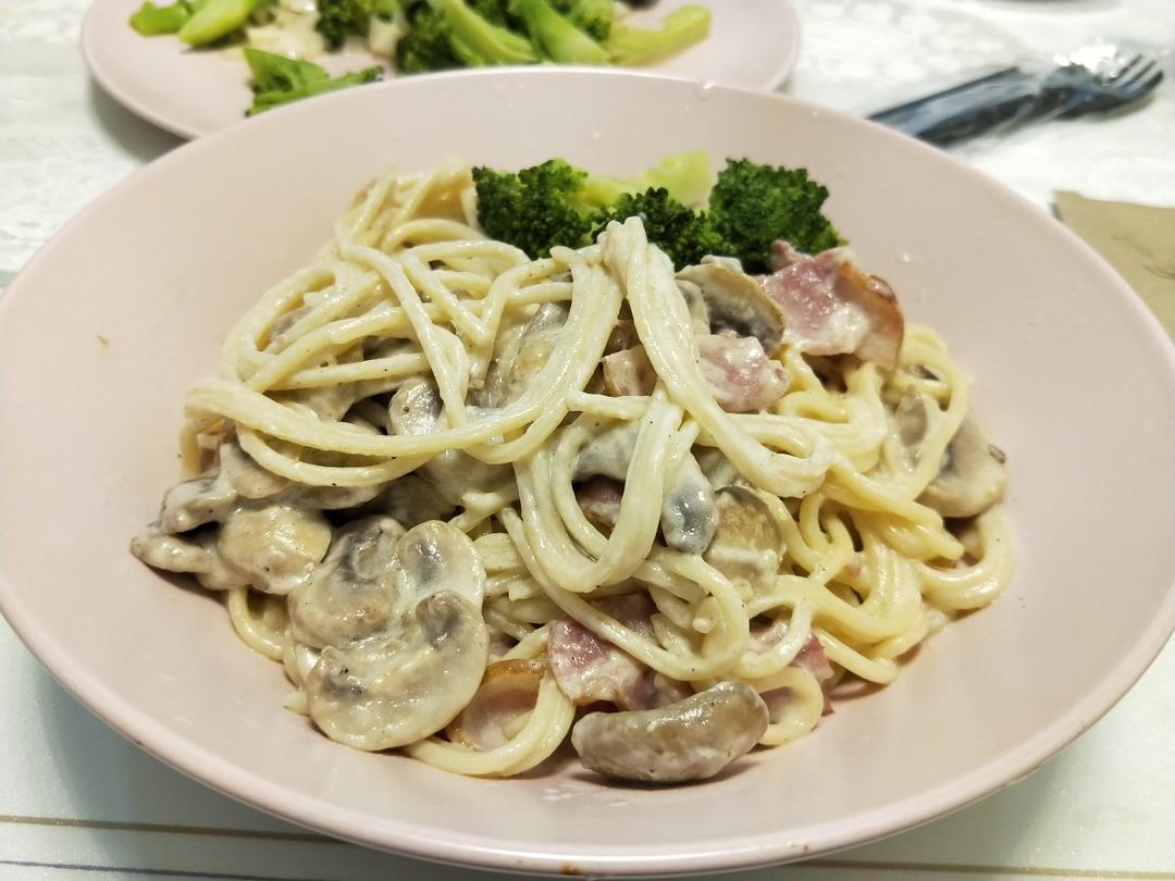 白汁蘑菇培根意粉