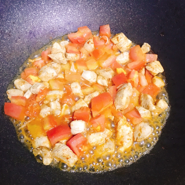 《番茄烩鸡胸肉》减脂必备！无油低脂低热量❤️减脂餐🍱的做法 步骤2