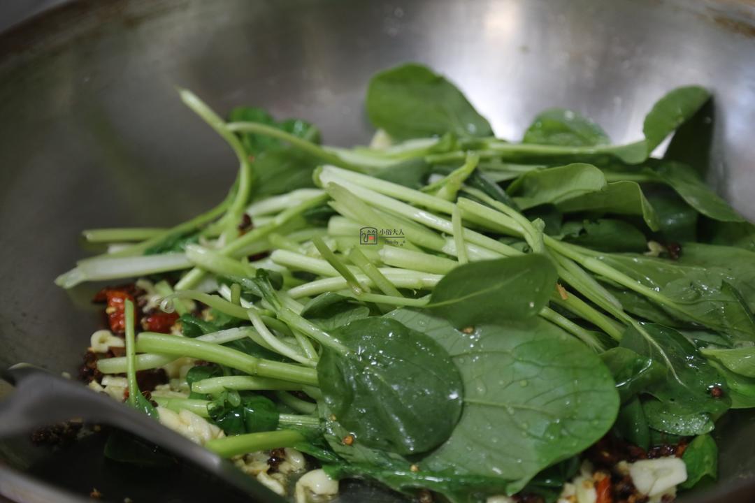 超香的炝炒鸡毛菜_复刻网红🔥美食_三里屯面馆_经典菜单的做法 步骤7