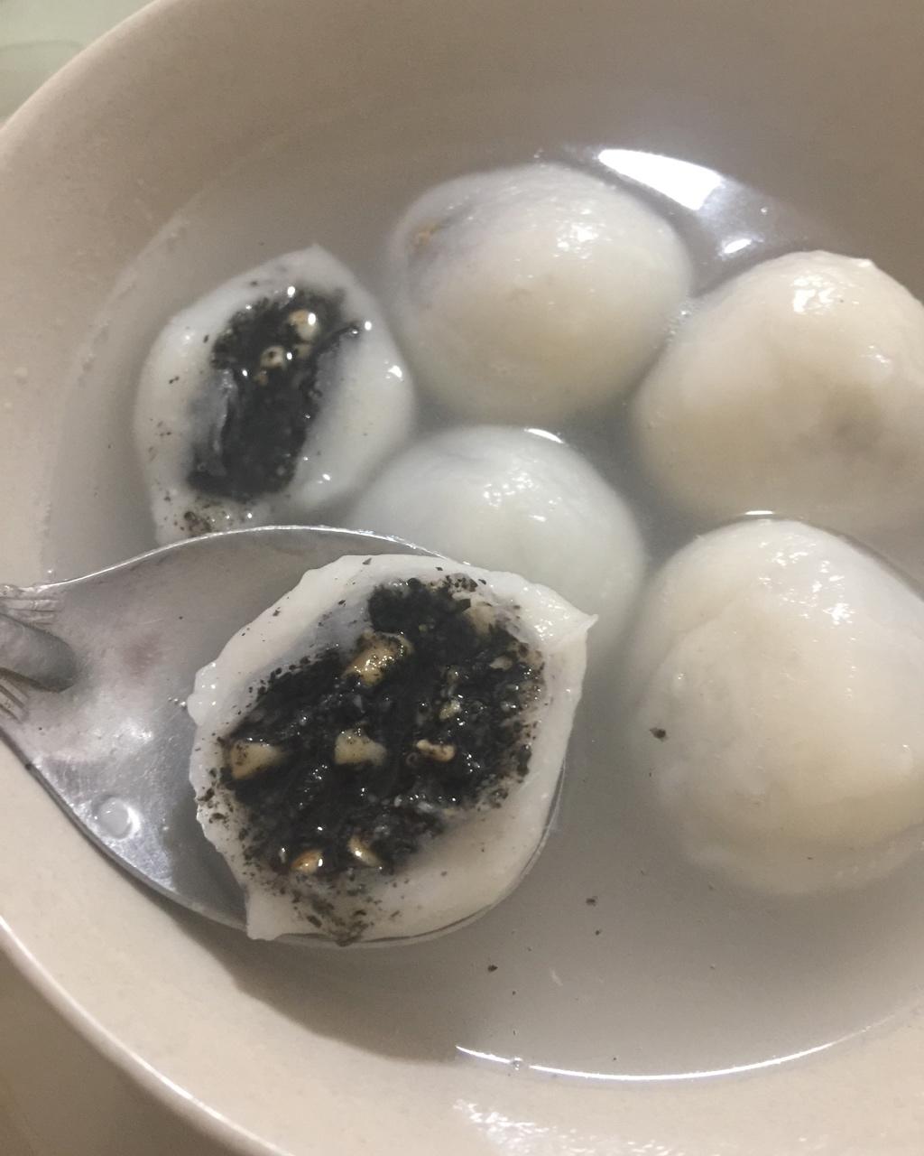 花生黑芝麻汤圆