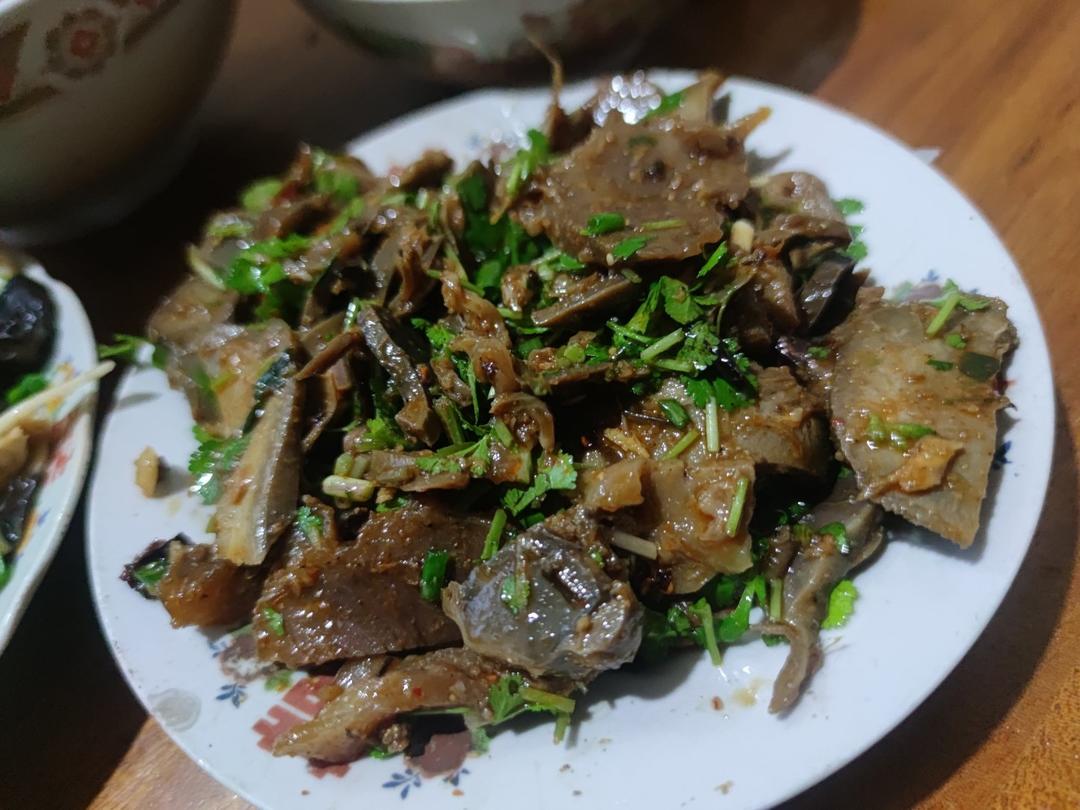 凉拌卤鸡胗，酱香味浓郁