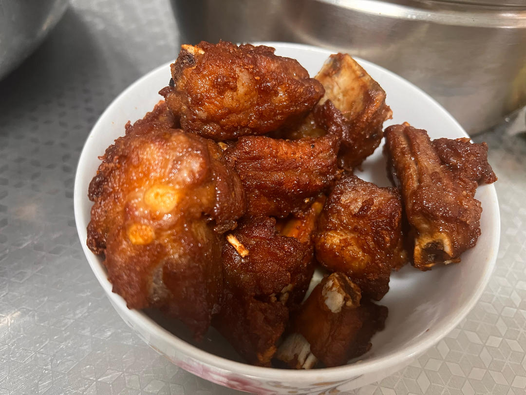 外酥里嫩的油炸排骨
