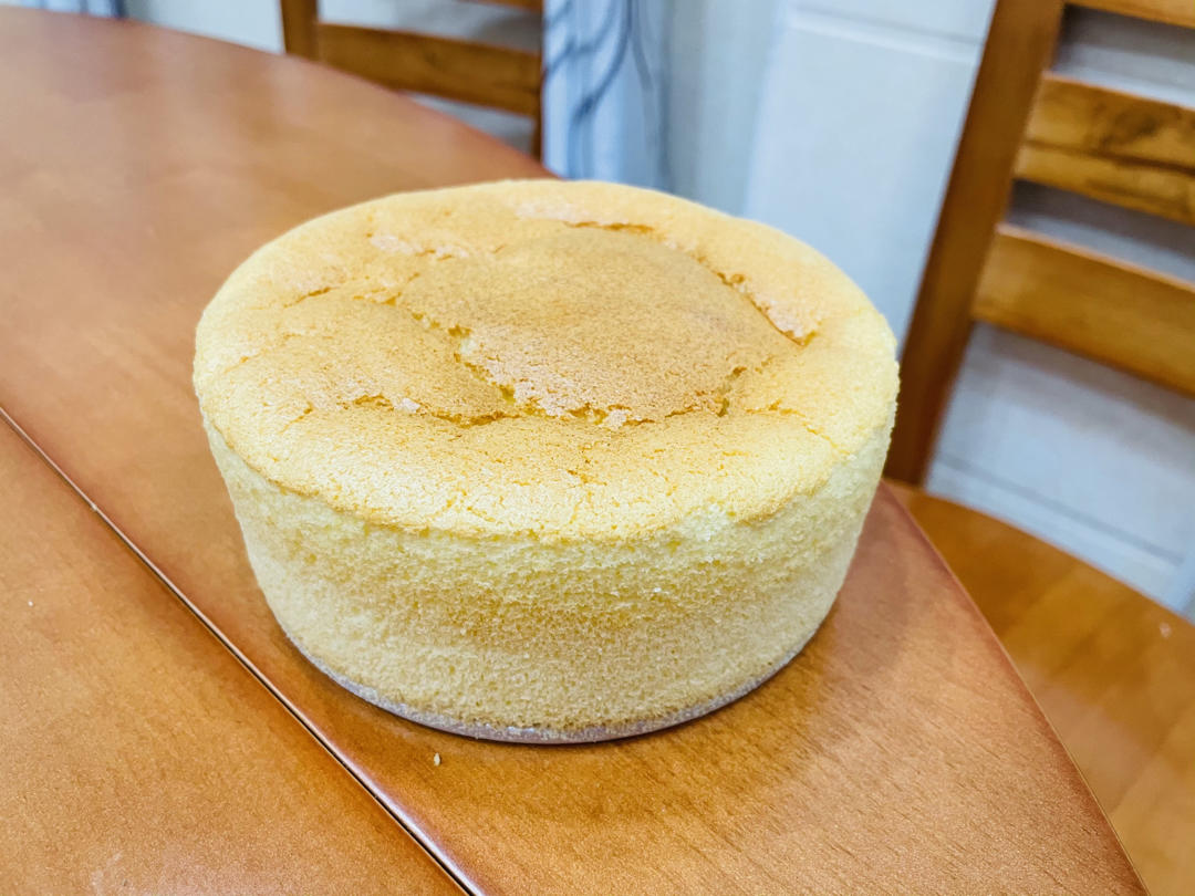 超简单完美戚风蛋糕（6寸2蛋）附打发、翻拌、脱模视频