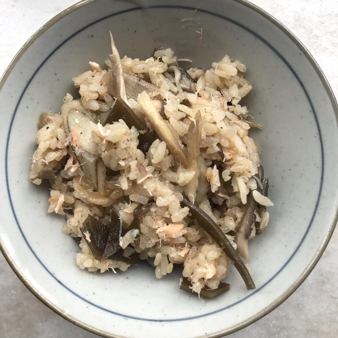 《昨日的美食》之鲑鱼牛蒡舞菇炊饭（仮）