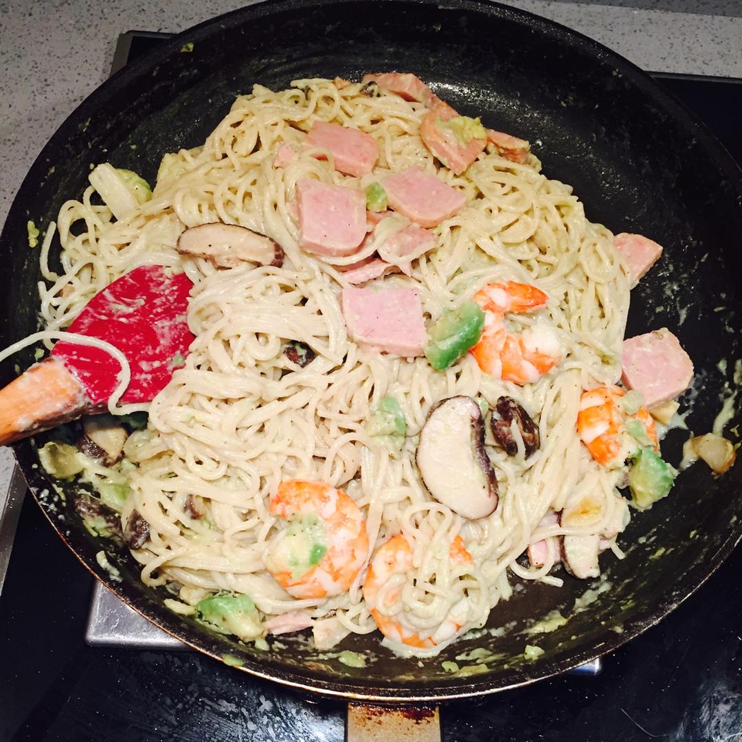 小清新牛油果火腿意面