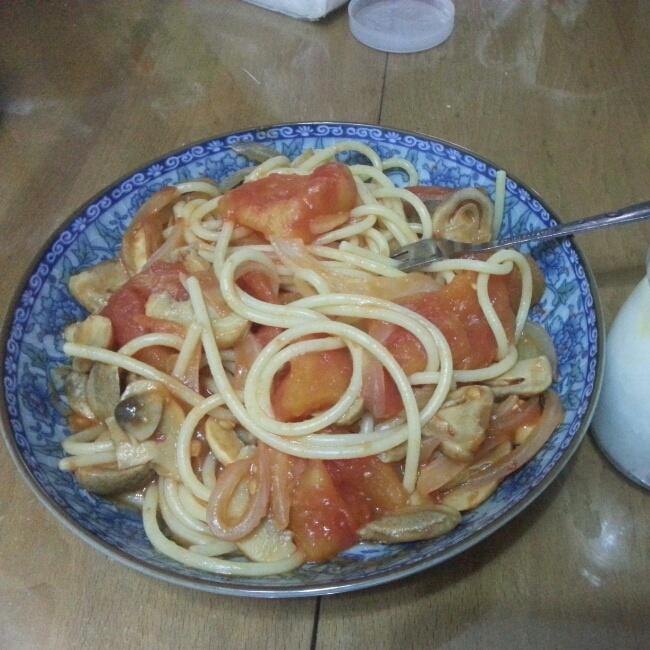 减肥餐：番茄蘑菇洋葱意面（低卡低脂无油版）的做法