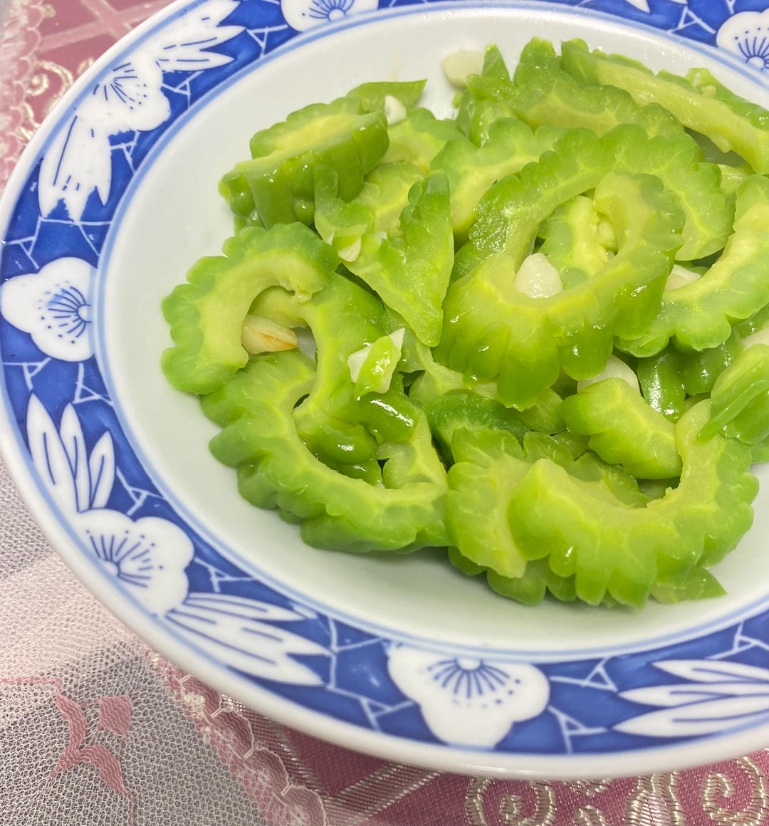 清炒苦瓜怎么做好吃？饭店大厨教你一招，鲜亮脆嫩入味，清爽解腻