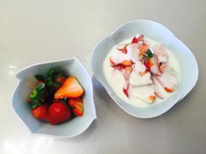 草莓酸奶的做法 步骤2