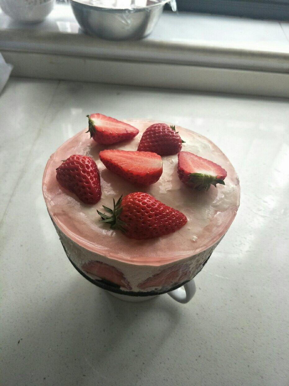 渤海-1做的镜面草莓慕斯蛋糕