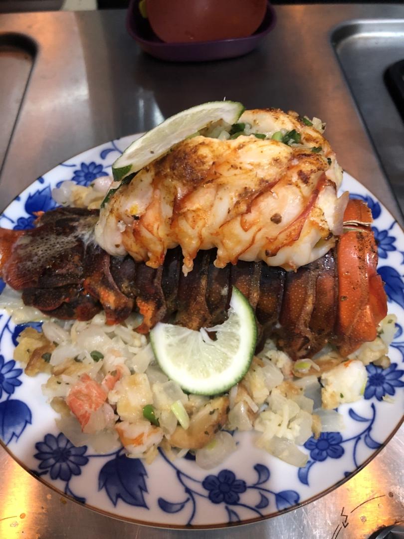 烤澳洲龙虾尾配海鲜馅料 Broiled Seafood Stuffed Lobster Tail