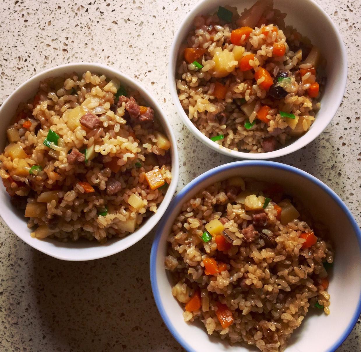 喷香牛肉焖土豆糙米饭