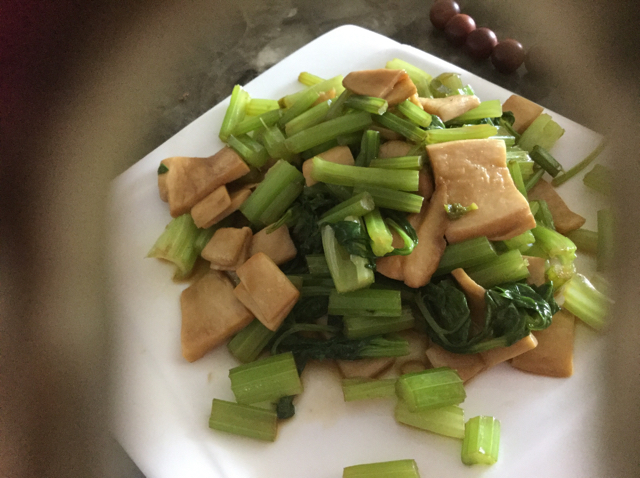 杏鲍菇炒芹菜