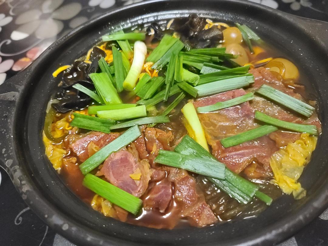 下班回家不想做饭，不如来试试这道超快手的美食—牛肉粉丝砂锅