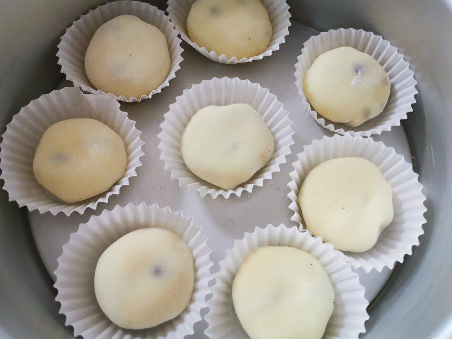 超详细零失败的雪媚娘教程
雪媚娘细白软糯，第一口咬QQ的皮再来就是里面是奶香怡人的淡奶油，裹着好吃的水果粒，口感丰富或咬到奥利奥咔呲咔呲脆。店铺里卖的雪媚娘还挺贵的，自己动手丰衣足食吧！其实做法也不难，快来一起动手吧！