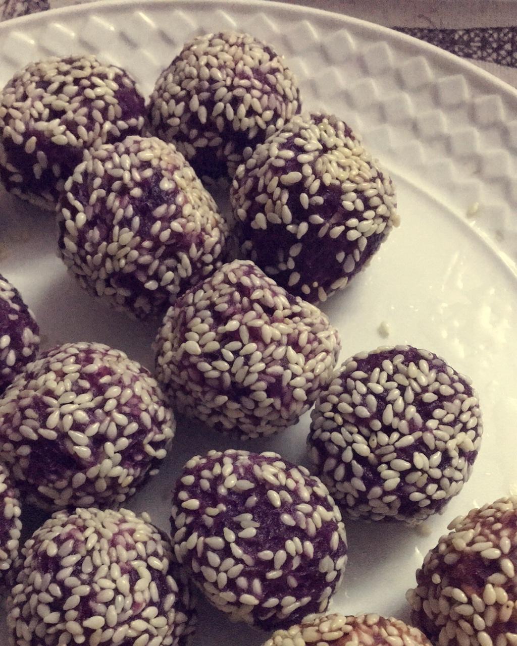紫薯芝麻球