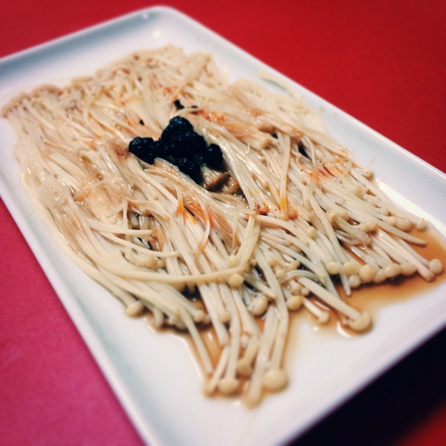 葱油金针菇——10分钟快手菜，你绝对不能错过的美味~