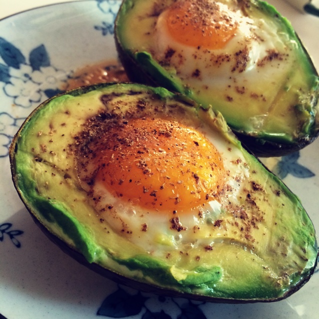 芝麻万岁做的牛油果烤鸡蛋