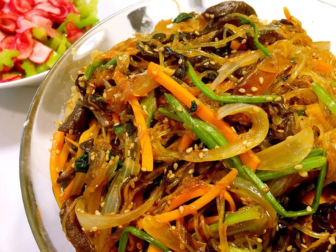 康小嘴儿做的韩式粉丝炒杂菜koreanstyleglassnoodleswithvegetables