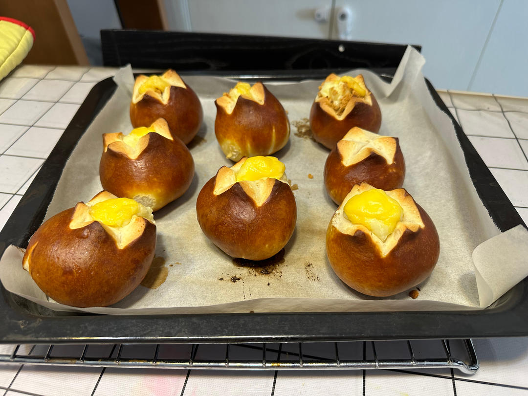 双重芝士香肠碱水球