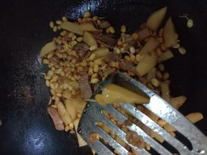 排毒的菜-肉炒黄豆芽的做法 步骤3