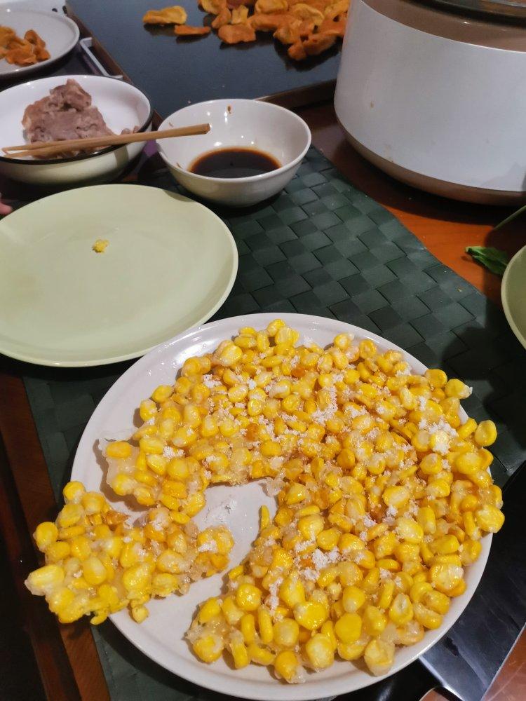 甜玉米烙，一根甜玉米，一勺糯米粉，一勺生粉，就能做香甜好吃的玉米烙！