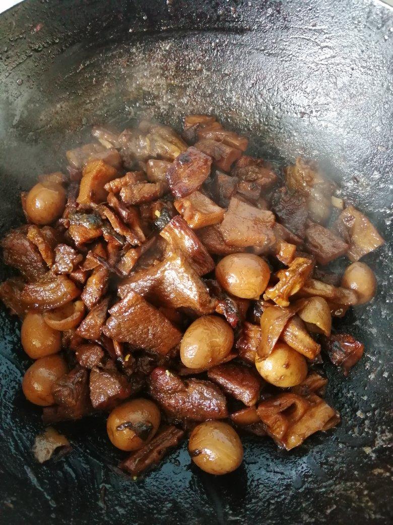 加了鹌鹑蛋后，这盘红烧肉，美味的逆天啦——鹌鹑蛋烧肉（孔瑶食谱）