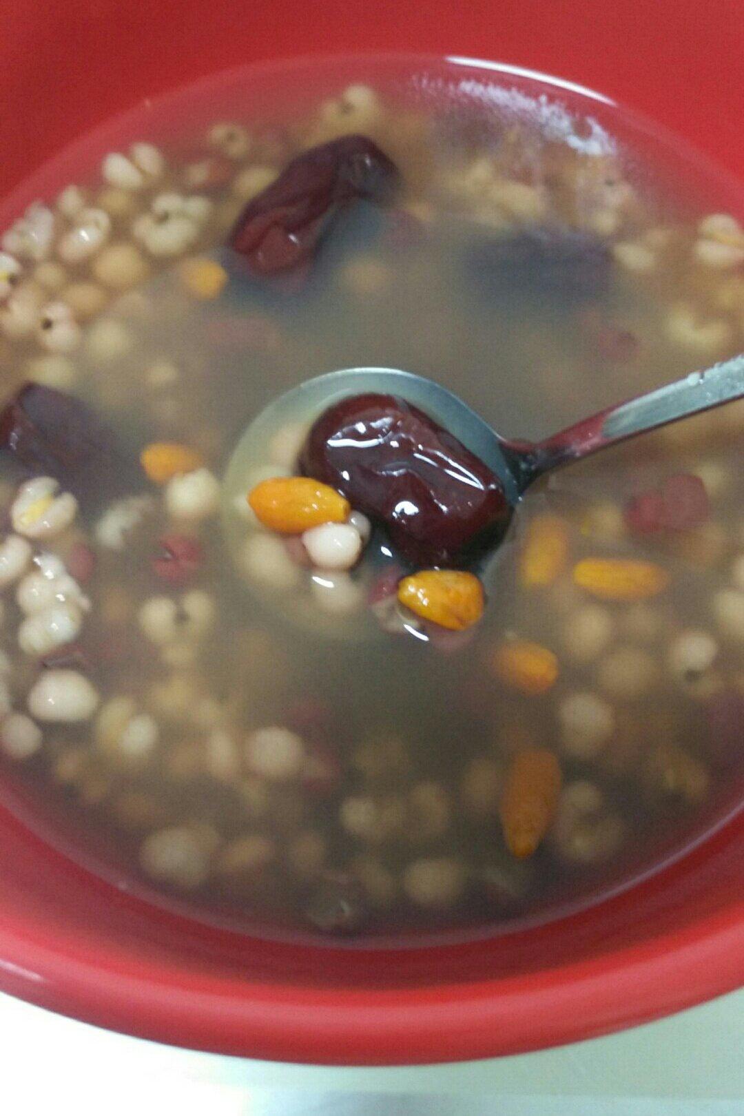 红枣红豆薏仁牛奶粥